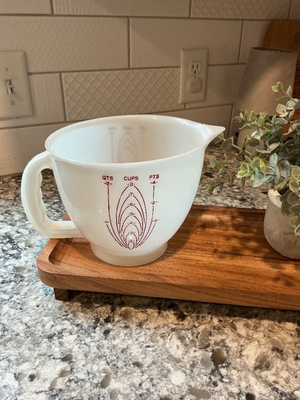 Vintage Tupperware 2 qt batter bowl/measuring cup